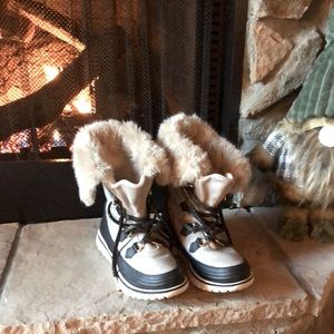 Sorel Women’s faux fur ski boots, Size 8.